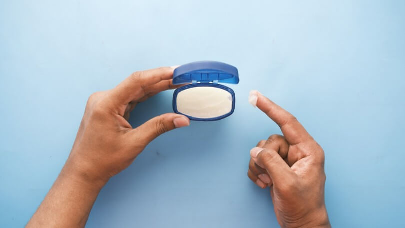 【ランニング中のマメ・擦れ対策】結論：ワセリンで十分！塗り方と場所を解説